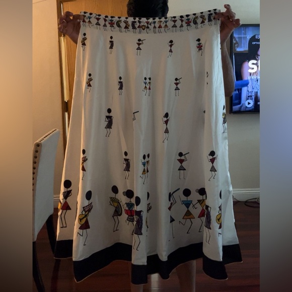 Stylish White Skirt with Black Accents - Picture 1 of 1